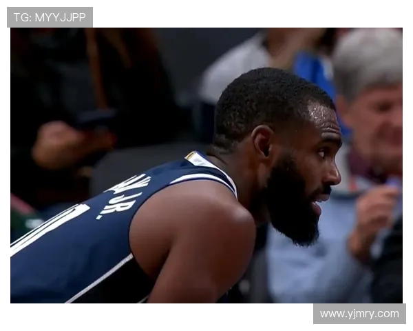 雄鹿与独行侠激战正酣球场上演精彩对决引发球迷热议